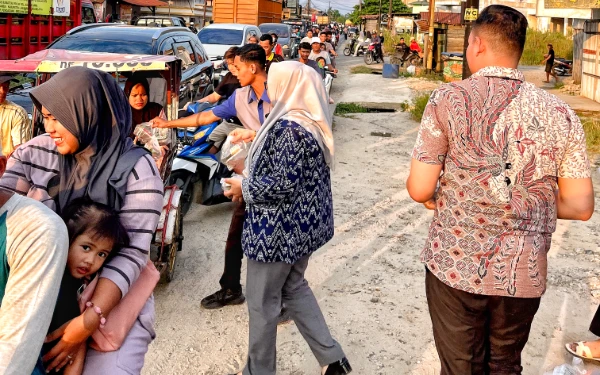 Thumbnail Berita - BRI Kotapinang Bagikan 500 Takjil Kepada Pelintas di Jalan Labuhan