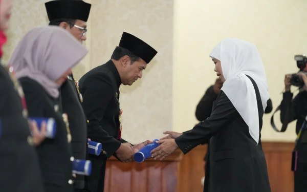 Thumbnail Berita - Nurkholis Dilantik Gubernur Khofifah sebagai Kepala DLH Jatim Definitif