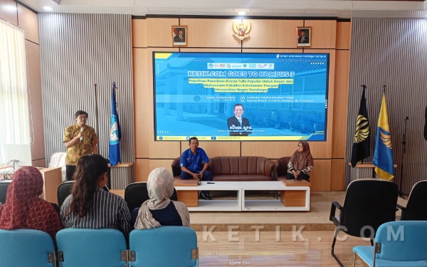 Foto Prof. Dr. Isnawati, M.Si., Wakil Dekan Bidang I (Akademik)  bersama Sutejo Kabiro Ketik.com. (Foto : Dok. FKP Unesa for Ketik.com)