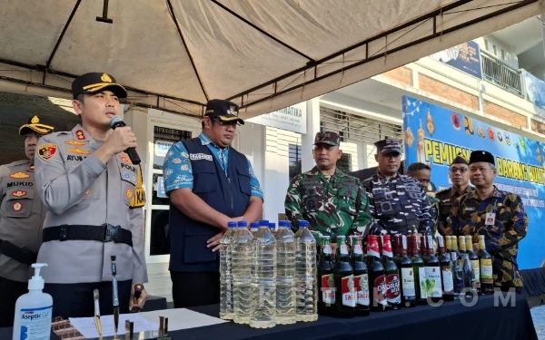 Foto Kapolres Pacitan, AKBP Ayub Diponegoro Azhar saat memberikan keterangan hasil Operasi Pekat Semeru 2026. (Foto: Al Ahmadi/Ketik.com)