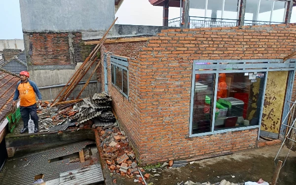 Thumbnail Berita - 18 Rumah Rusak Akibat Cuaca Ekstrem, Pemkot Batu Beri Bantuan hingga Rp15 Juta