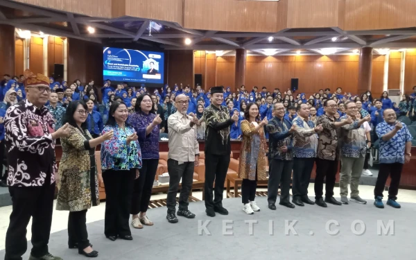 Foto Kuliah umum bersama Wakil Menteri Pariwisata Republik Indonesia, Ni Luh Puspa diikuti oleh ratusan mahasiswa Fakultas Vokasi, Universitas Brawijaya Malang. (Foto: Aliyah/Ketik.com)