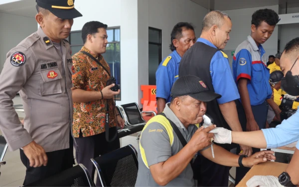 Thumbnail Berita - Jelang Mudik Lebaran, Dinkes PPKB Kota Madiun Gelar Pemeriksaan Kesehatan Pengemudi di Terminal Purbaya