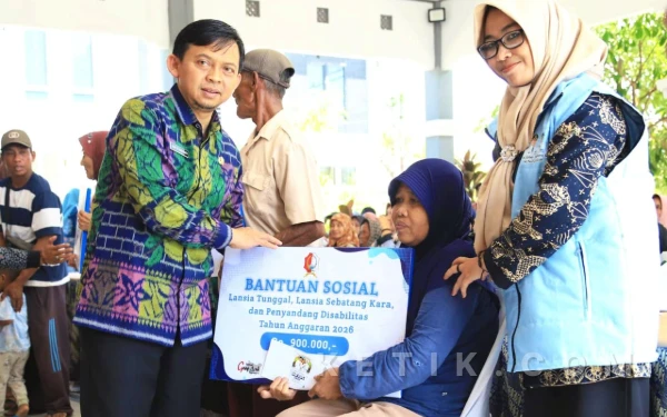 Foto Kepala Dinas Sosial Bojonegoro, Agus Susetyo Hardiyanto, saat menyerahkan Bingkisan foto sukiman ketik.com)