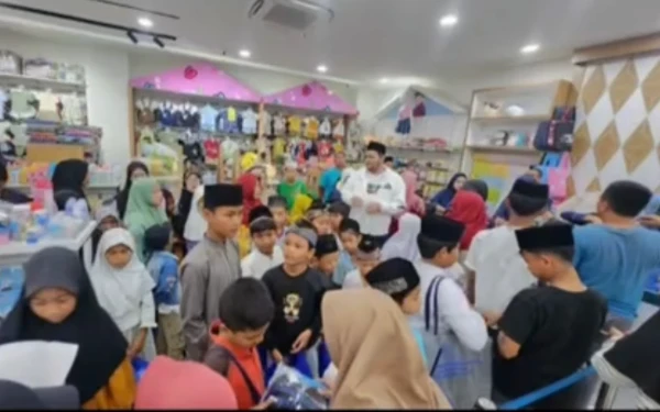Thumbnail Berita - Puluhan Anak Yatim Diajak Belanja Baju Lebaran oleh H. Regen Abdul Aris di Rangkasbitung