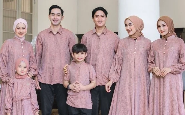 Thumbnail Berita - Tren Seragam Lebaran Keluarga 2026, Nuansa Dusty Pink Jadi Pilihan Elegan