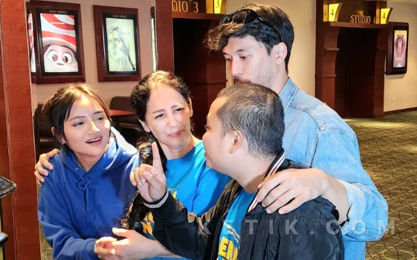 Thumbnail Berita - Keakraban Pemain Warnai Proses Syuting Film Senin Harga Naik