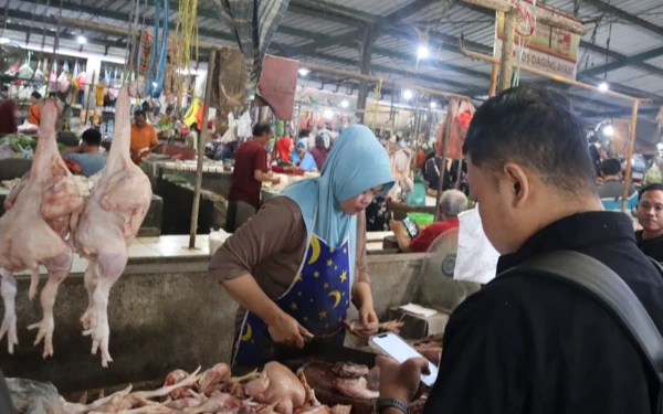Thumbnail Berita - Seminggu Sebelum Idul Fitri, Harga Daging di Surabaya Terkendali