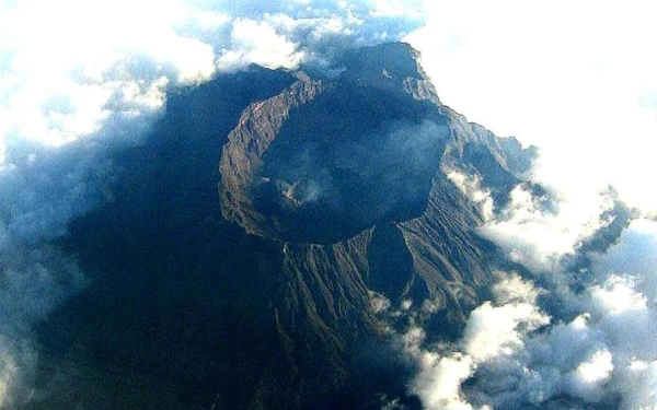 Foto Gunung Raung di Jawa Timur memiliki kaldera raksasa dan jalur punggungan sempit menuju puncak (Foto: wikipedia)