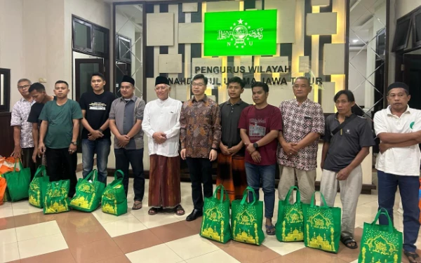 Thumbnail Berita - Pererat Persahabatan, Konsul Tiongkok di Surabaya Salurkan 200 Paket Ramadan untuk PWNU Jatim