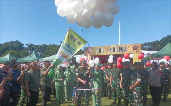 Foto Pangdam V/Brawijaya Mayjen TNI Rudy Saladin didampingi Ketua Persit Kartika Chandra Kirana Daerah V/Brawijaya Vira Rudy Saladin saat melepas balon sebagai tanda dibukanya Bazar Murah Ramadan TNI yang digelar di Lapangan Rampal Kota Malang, Jumat, 13 Maret 2026.