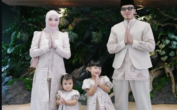 Thumbnail Berita - Lebaran Para Selebriti Mencuri Perhatian, Outfit Keluarga Kompak Selalu Jadi Inspirasi