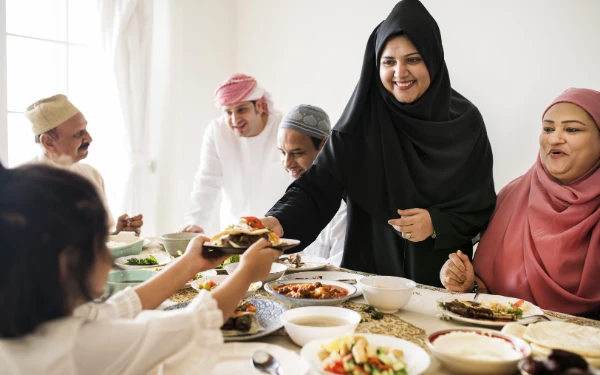 Foto Ilustrasi momen perjamuan keluarga saat Lebaran. (Foto: Freepik)