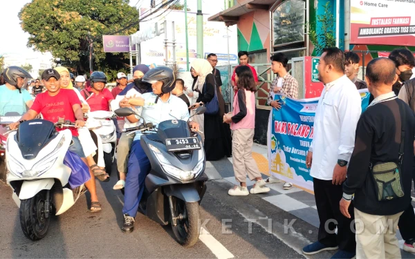 Thumbnail Berita - PMR Probolinggo Bagikan Takjil di Tengah Ramainya Ngabuburit