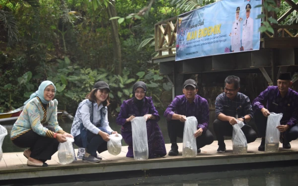 Thumbnail Berita - Wali Kota Tebar 13.100 Benih Ikan Endemik Jawa Timur di Sumber Banteng