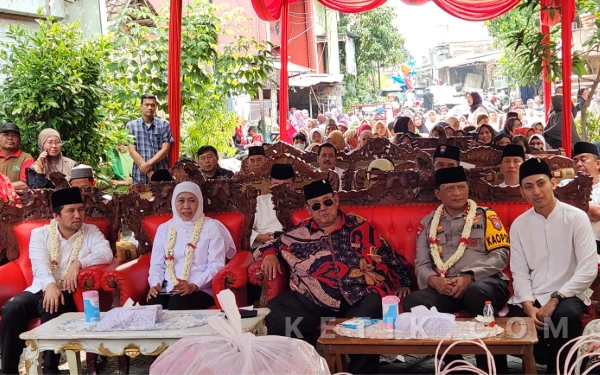 Foto Gubernur Jatim Khofifah Indar Parawansa (kedua kiri) didanpingi Wagub Emil Elestianto Dardak (kiri), Kapolda Jatim Irjen Pol Nanang Afianto (kedua kanan) , tokou masyarakat Surabaya Mat Mochtar (tengah) di sela bakti sosial santunan anak yatim dan warga tidak mampu di Bulak Banteng, Jumat, 13 Maret 2026. (Foto: Fiqih Arfani/kwtik.com)