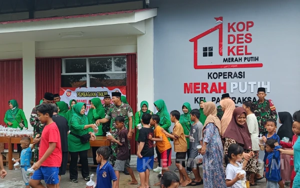 Foto Antusias masyarakat menyerbu takjil yang dibagikan Koramil 01/Pemalang di depan Gedung KDMP Paduraksa (Foto: Slam/ketik.com)
