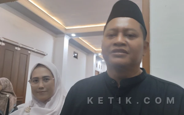 Foto Direktur  Dr. Sriyadi Purnomo, S.E. M.M. didampingi istri.  usai acara saat menjelaskan( awak media)  (foto sukiman ketik.com)