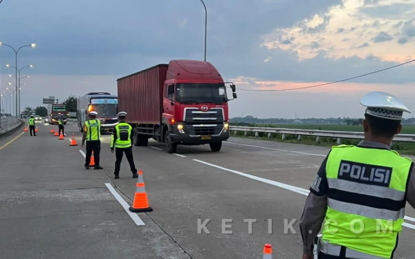 Thumbnail Berita - Mudik Lebaran 2026 Pemerintah Batasi Operasional Angkutan Barang, Polda Jateng Imbau Patuhi