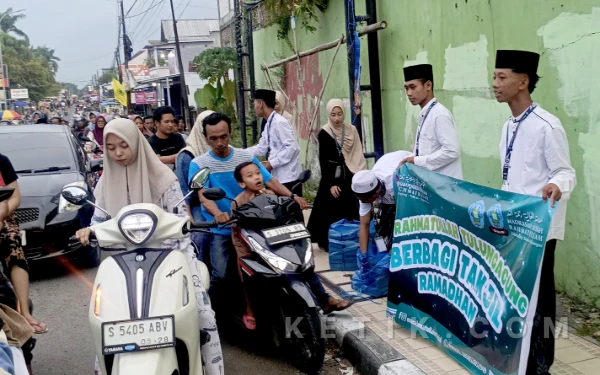 Thumbnail Berita - Sapa Ramadan dengan Kebaikan, OSIM MA Rahmatullah Gelar Aksi "Berbagi Takjil" di Baureno
