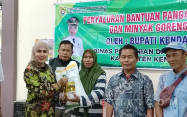 Thumbnail Berita - Ringankan Beban Warga Jelang Hari Raya, Bupati Kendal Serahkan Bantuan Pangan di Limbangan