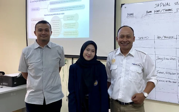 Foto Farah Fahreza (tengah) berfoto bersama Dosen Penguji (Kanan dan Kiri)  Saat Seminar Hasil (Foto : Dokumentasi Farah Fahreza)