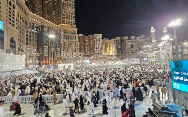 Thumbnail Berita - Menembus Lautan Manusia, Siasat Ibadah Nyaman di Penghujung Ramadan 1447 H