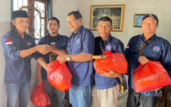 Thumbnail Berita - PJI Bojonegoro Tebar Kebahagiaan, Parcel Sembako Dibagikan ke Seluruh Anggota