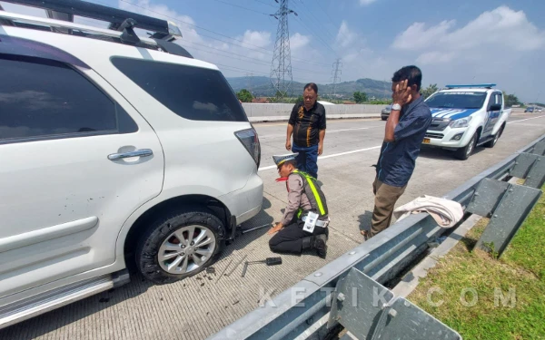 Thumbnail Berita - Cegah Kecelakaan di Tol, Polisi Kendal Gercep Bantu Pemudik Alami Pecah Ban