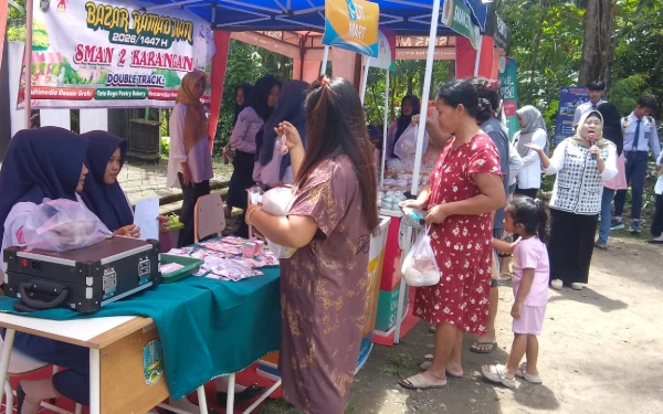Thumbnail Berita - Festival Ramadan Double Track SMAN 2 Karangan, Jual Sembako Murah hingga Kue Lebaran