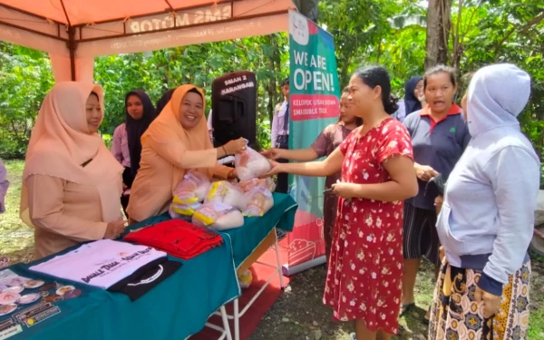 Foto Bazar sembako murah berisi gula dan minyak goreng diserbu masyarakat sekitar sekolah dan wali siswa. (Foto: Nur Umami/SMAN 2 Karangan)