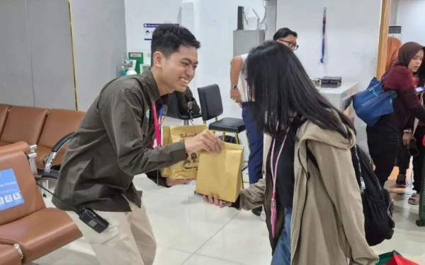 Thumbnail Berita - Penumpang Kereta Wajib Tahu! KAI Daop 8 Surabaya Bagikan 400 Takjil Gratis Setiap Hari