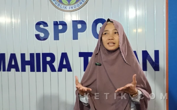 Foto PIC SPPG Mahira Taman, Eki Srikandi saat diwawancarai tentang kegiatan buka puasa bersama (Foto: Slam/ketik.com)