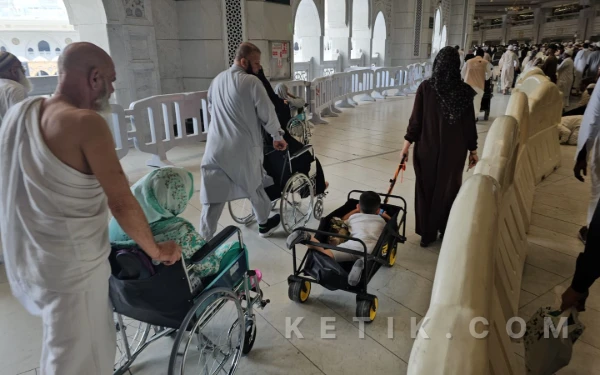 Foto Penggunaan alat bantu kreatif ini menjadi solusi bagi keluarga yang membawa anak-anak di tengah membludaknya jemaah pada 10 hari terakhir Ramadan. (Foto: Muhsin Budiono/Ketik.com)