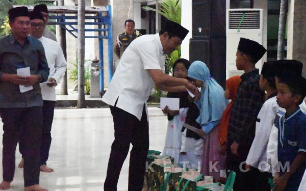 Foto Bupati Subandi didampingi Asisten II Bahrul Amig memberikan santunan untuk anak yatim sebelum buka puasa bersama. (Foto: Kominfo Sidoarjo)
