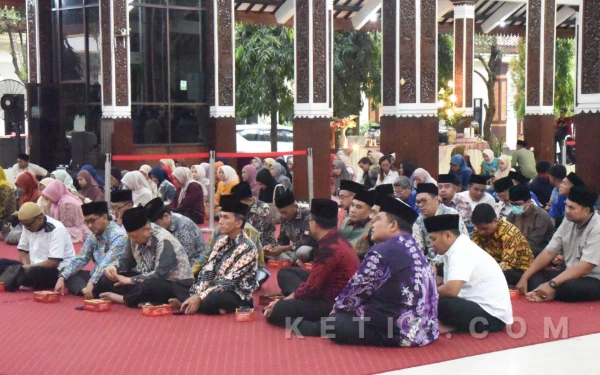 Foto Para kepala dinas, kepala badan, kepala bagian, camat-camat, pegawai Pemkab Sidoarjo, dan undangan lain yang menghadiri buka puasa bersama. (Foto: Kominfo Sidoarjo)