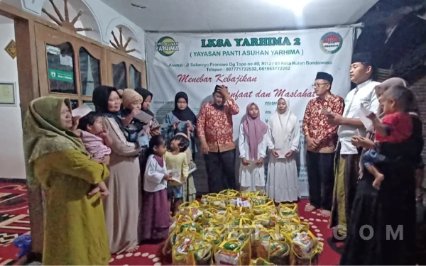 Foto DPD PPNI Kabupaten Bondowoso menggelar kegiatan bakti sosial berupa santunan kepada anak yatim piatu yang dirangkai dengan acara buka puasa bersama dalam rangka memperingati HUT PPNI ke-52.
Foto : Haryono/Ketik.com