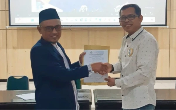Foto Penyerahan secara simbolik berita acara Muscab IKA Unair Cabang Tulungagung kepada Pengurus Wilayah IKA Unair Jawa Timur. (Foto: Dok. IKA Unair Tulungagung)