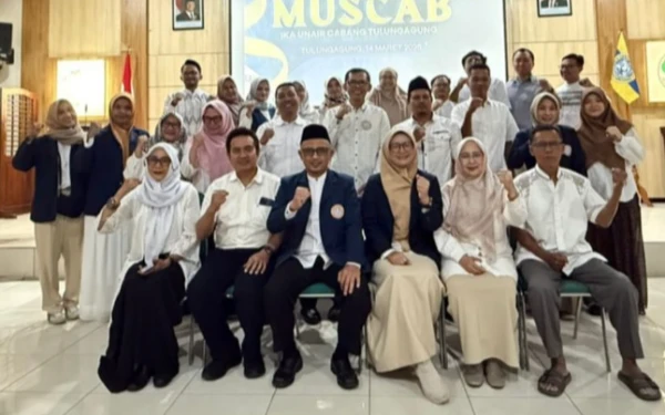 Foto Anggota IKA Unair Tulungagung foto bersama usai muscab  Sabtu, 14 Maret 2026. (Foto: Dok. IKA Unair Tulungagung)