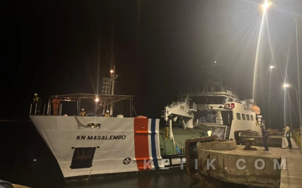 Foto KN Masalembu dari Pelabuhan Jangkar Situbondo siap diberangkatkan menuju Pelabuhan Raas Sumenep Kepulaan Madura, Ahad 15 Maret 2026 (Foto : Adinda Octaviani / ketik.com)