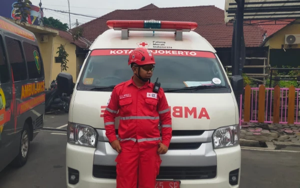 Thumbnail Berita - Saat Banyak Orang Berlebaran, Welliam Tetap Siaga sebagai Staf PMI di Kota Mojokerto