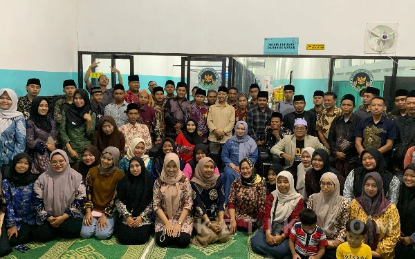 Thumbnail Berita - SPPG Sumberingin Blitar Berbagi Takjil dan Buka Bersama, 2.717 Penerima Manfaat MBG Dapat Menu Spesial