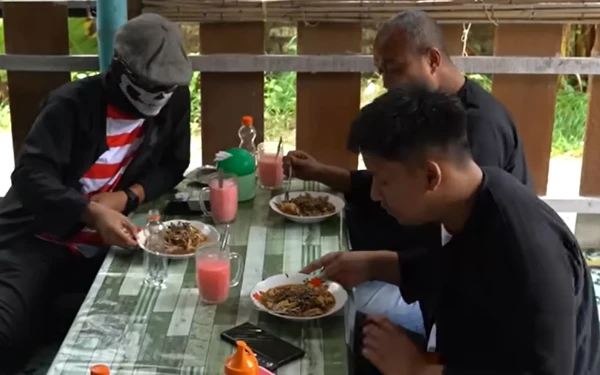 Thumbnail Berita - Campor Lorjuk Bu Iis di Pamekasan, Warung Sederhana yang Jadi Jujugan Para Pesohor