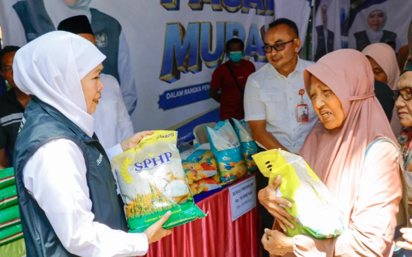 Thumbnail Berita - Gubernur Khofifah Gencar Gelar Pasar Murah di Gresik, Jamin Stok Bahan Pokok Aman dan Harga Terjangkau