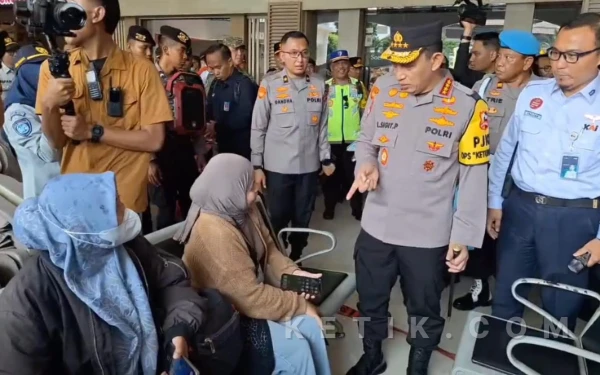 Thumbnail Berita - Kapolri Tinjau Stasiun Gubeng Surabaya, Penumpang Kereta Naik 11 Persen Jelang Mudik Lebaran