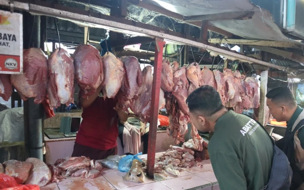 Thumbnail Berita - Jelang Lebaran RPH Surabaya Lakukan Monitoring, Harga Daging Sapi Naik Rp3.000–Rp5.000