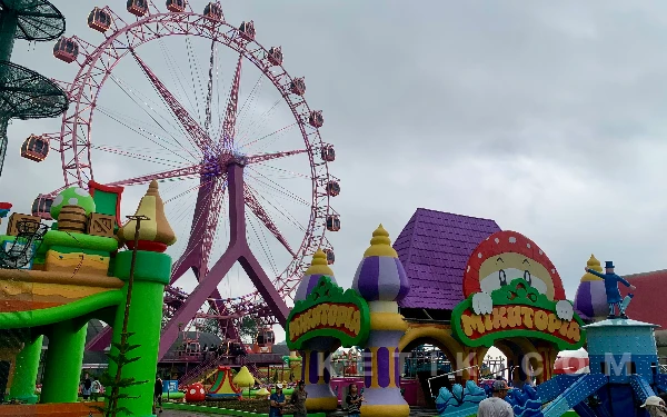 Thumbnail Berita - Mikutopia Kota Batu Uji Coba Gratis, Wisata Bertema Jamur Ini Langsung Diserbu Pengunjung