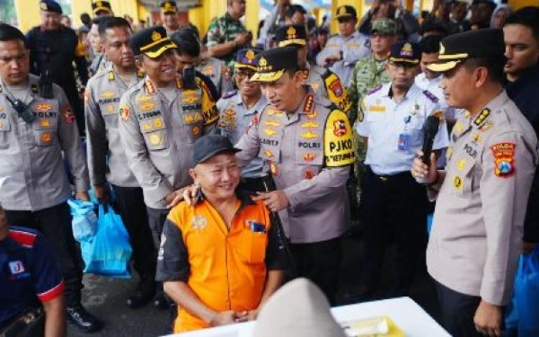 Thumbnail Berita - Kapolri Tinjau Terminal Purabaya, Lihat Langsung Proses Ramp Check dan Cek Kesehatan Sopir Bus