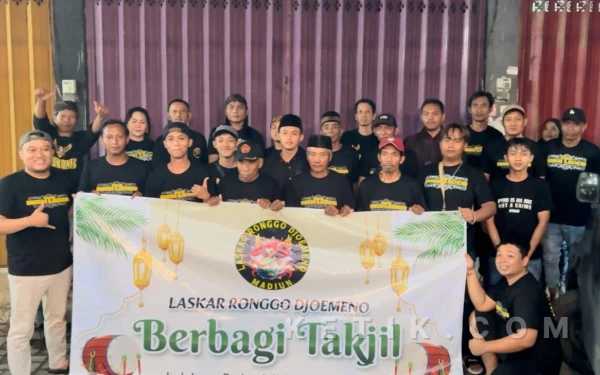 Thumbnail Berita - Ramadan Berkah, Laskar Ronggo Djoemeno Bagikan 1.500 Paket Takjil