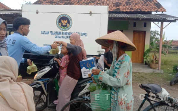 Thumbnail Berita - SPPG Kaliprau Ulujami di Pemalang Bagikan 500 Takjil Gratis untuk Warga